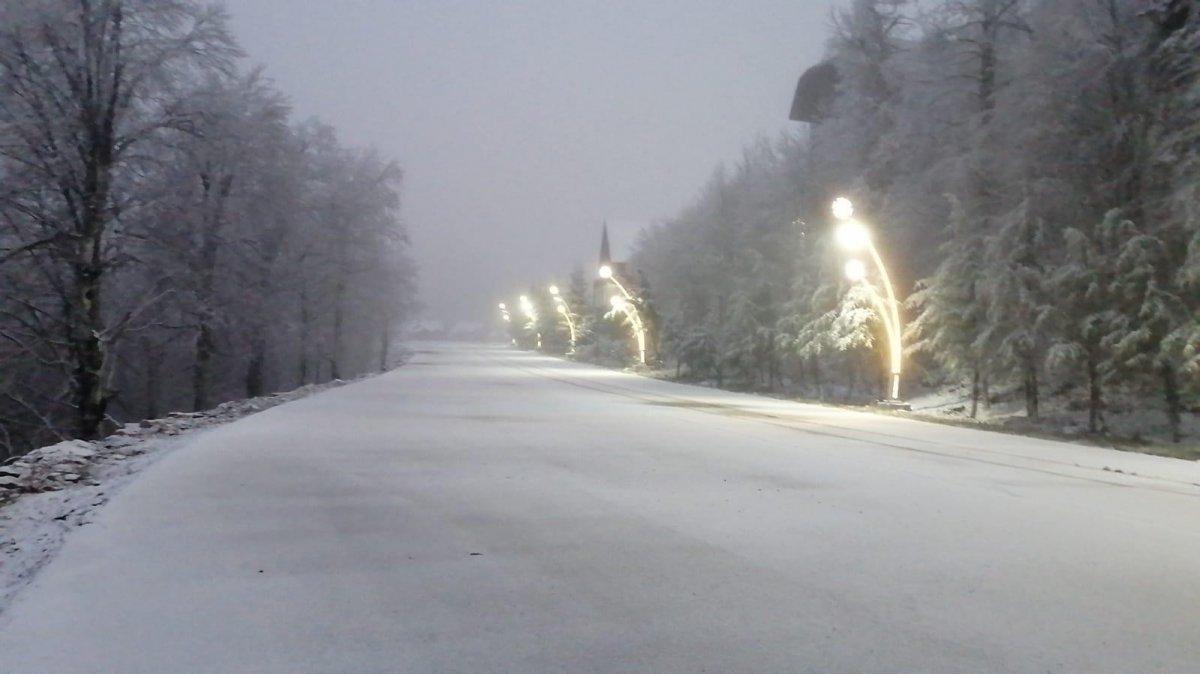 Kartepe'ye mevsimin ilk karı düştü