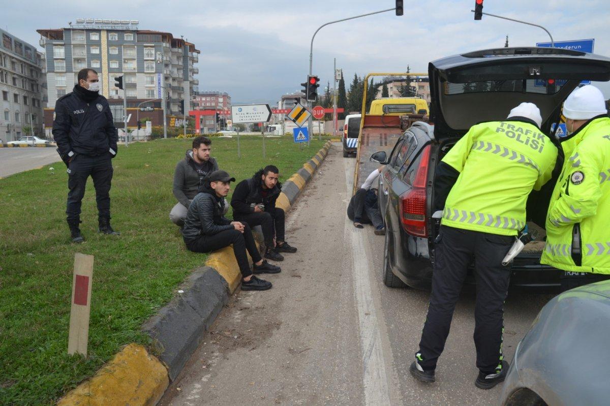 Hatay'da 5 kişilik araçtan 12 göçmen çıktı