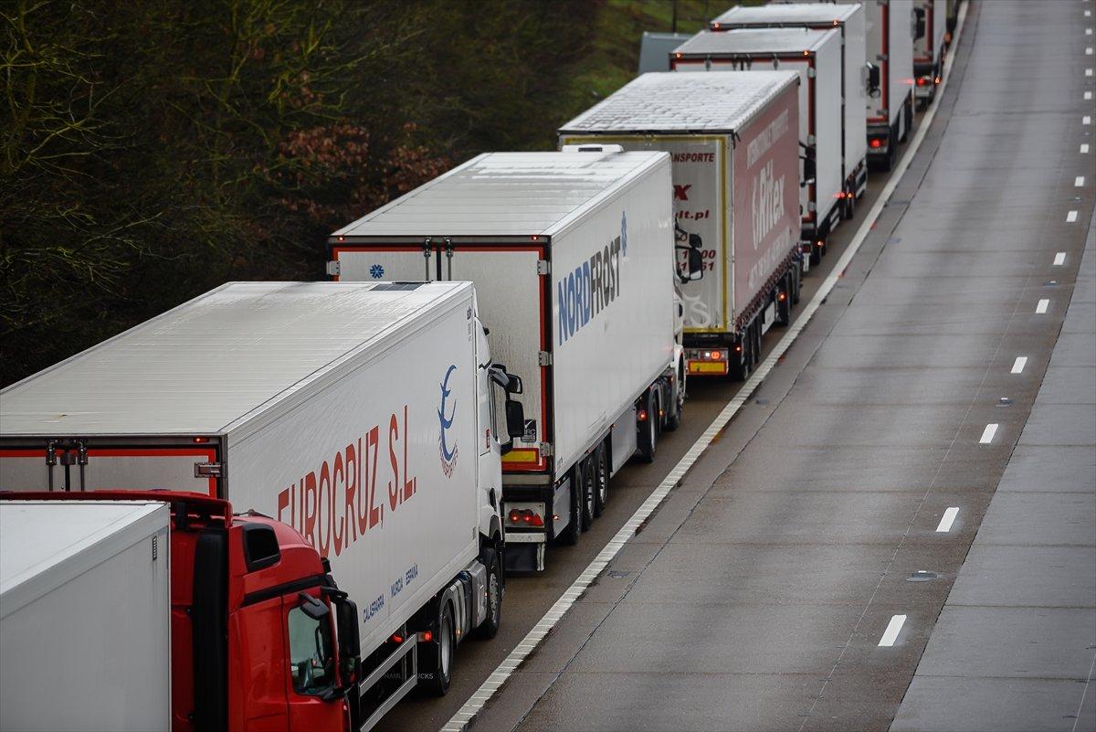 Fransa'nın sınırları kapatmasının ardından Dover Limanı'nda tır kuyrukları oluştu