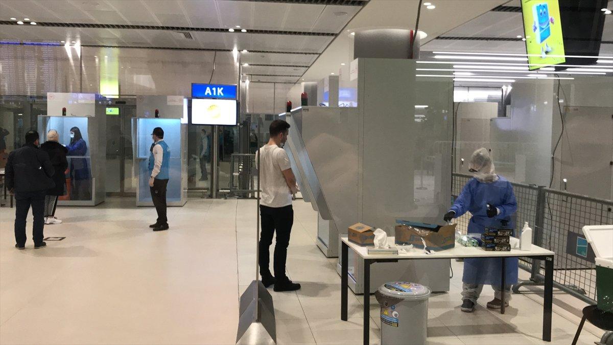 İngiltere'den gelen yolculara PCR testi yapıldı