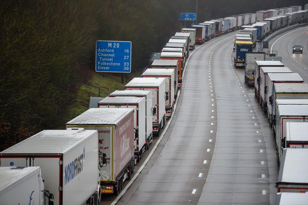 Fransa'nın sınırları kapatmasının ardından Dover Limanı'nda tır kuyrukları oluştu