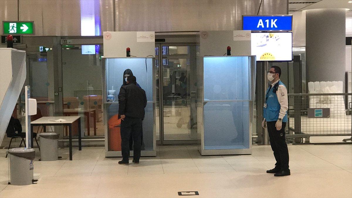 İngiltere'den gelen yolculara PCR testi yapıldı