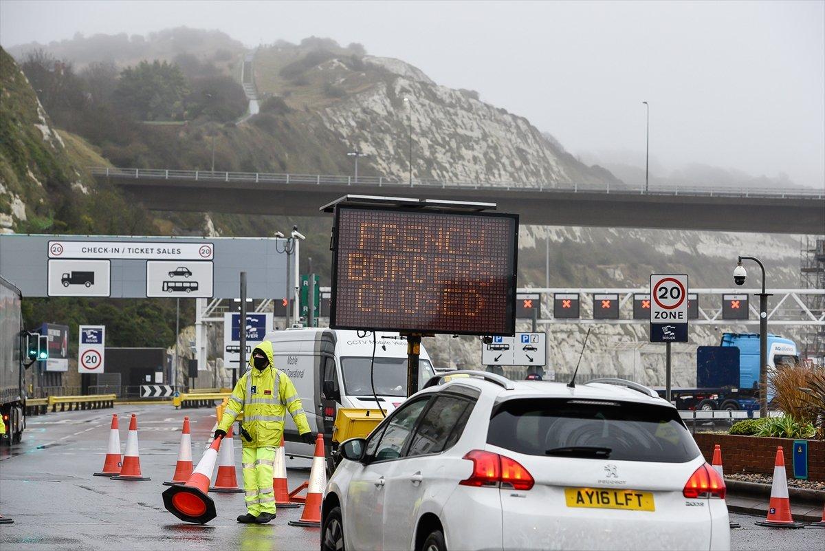 Fransa'nın sınırları kapatmasının ardından Dover Limanı'nda tır kuyrukları oluştu