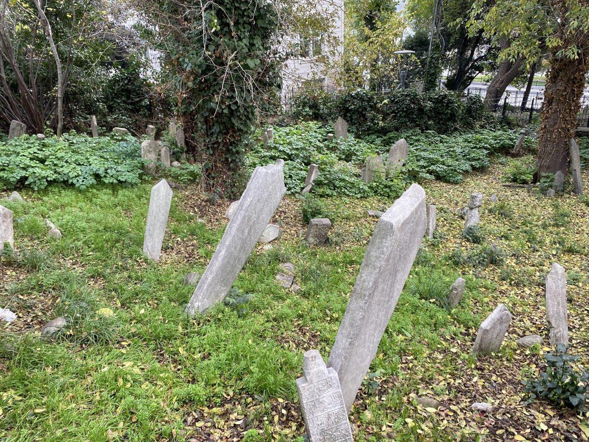 İstanbul'da tarihi hazirenin bakımı ihmal edildi