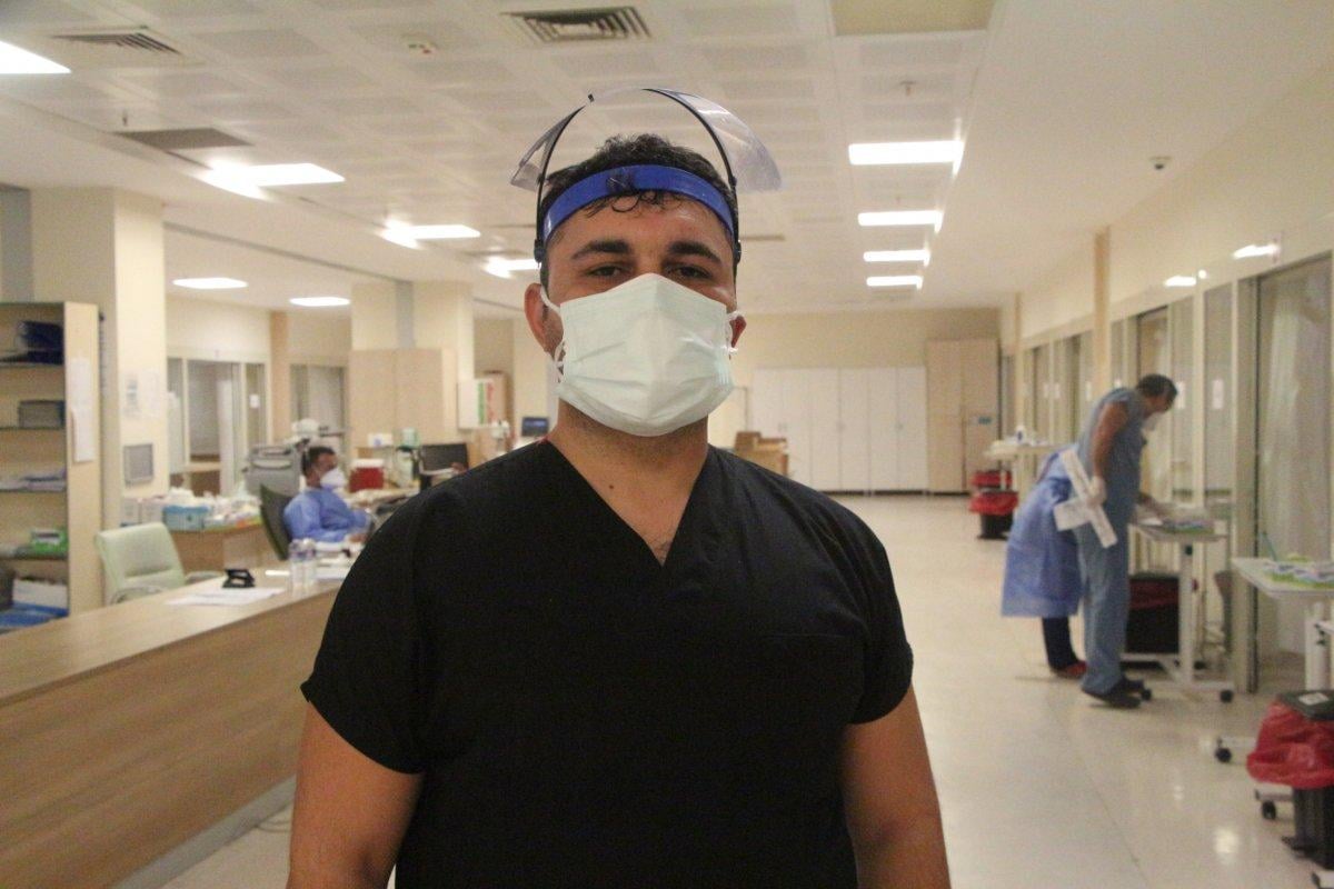 Adana'da koronavirüs doktor çifte bebeklerini uzaktan sevdiriyor