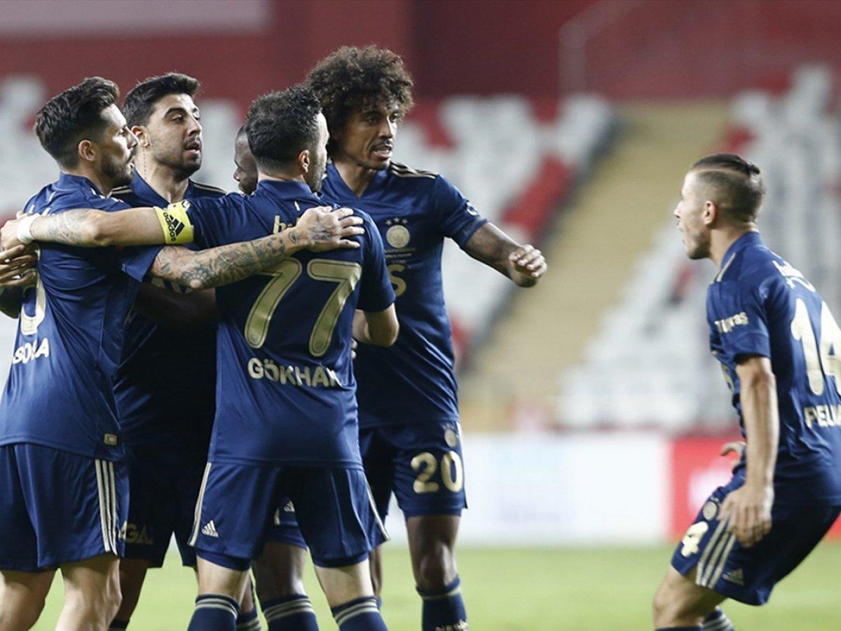 Gökhan Gönül takım arkadaşlarıyla bir toplantı yaptı