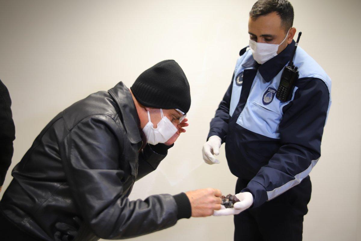 Elazığ’da bozuk hurma yiyerek zabıtayı inandırmaya çalıştı