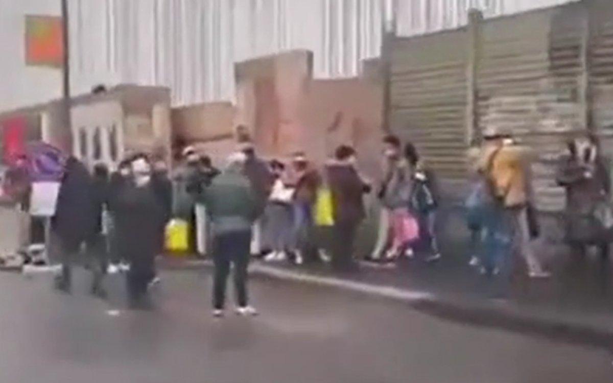 İtalya Milano'da gıda yardımı kuyruğu