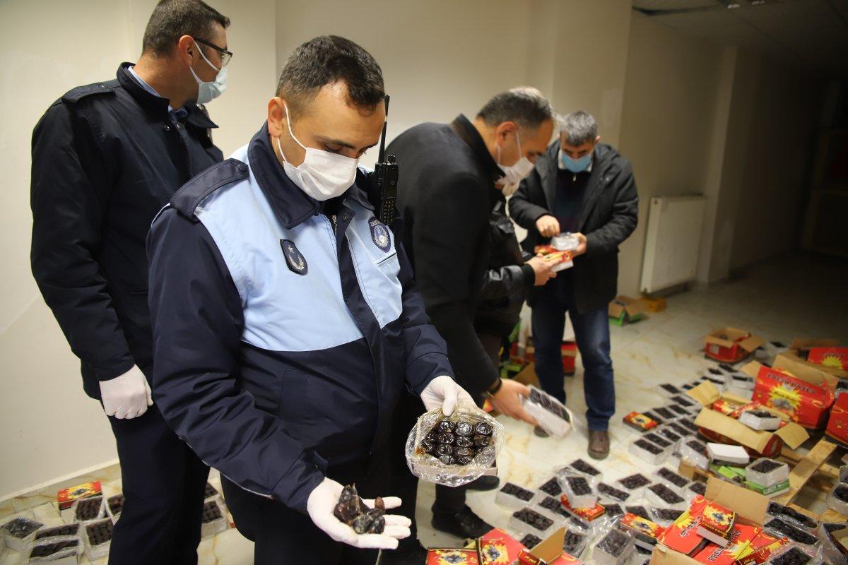 Elazığ’da bozuk hurma yiyerek zabıtayı inandırmaya çalıştı