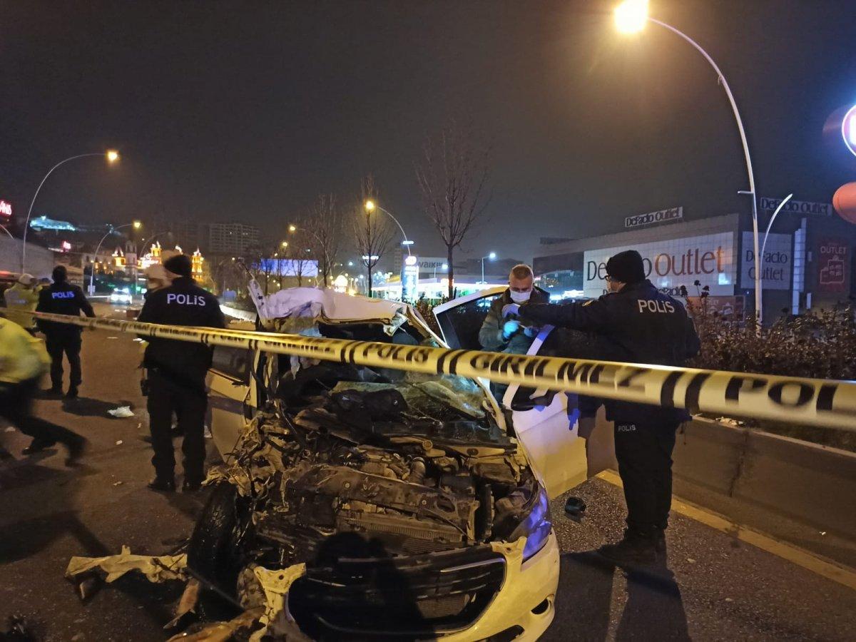 Ankara'da alkollü sürücü ekmek yüklü kamyonete çarptı: 2 ölü