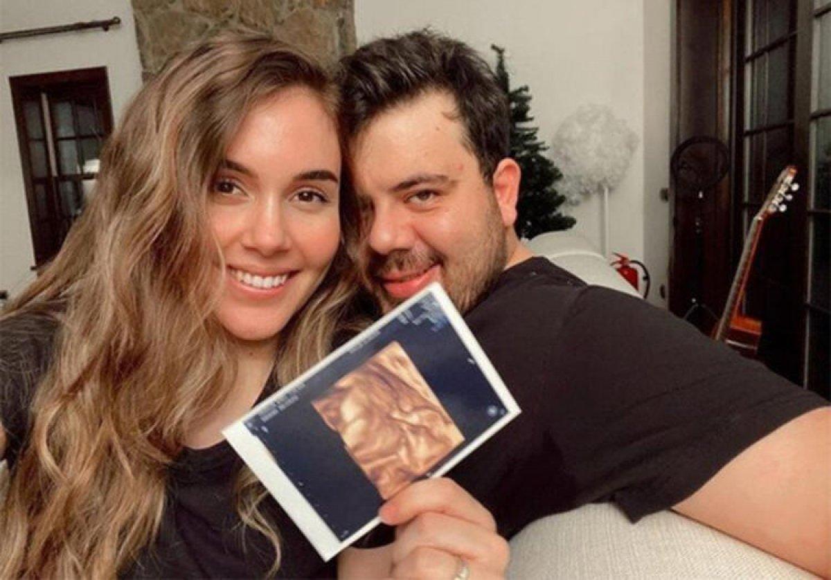 Berfu Yenenler oğluyla poz verdi