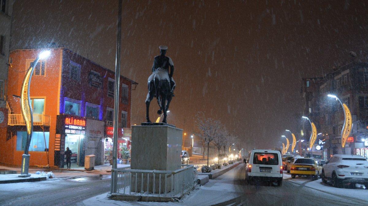 Hakkari’de kar yağışı başladı, taksiciler hazırlıksız yakalandı