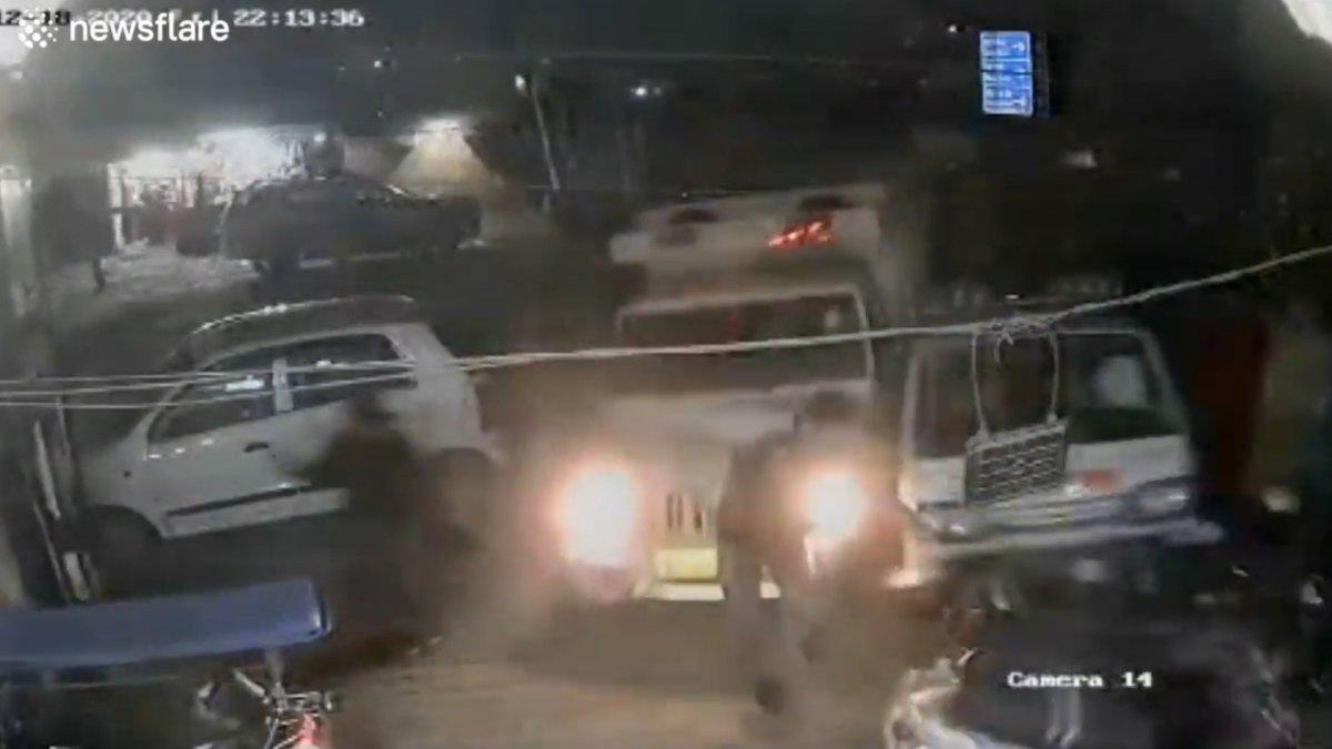 Hindistan'da öfkeli adam kamyonla hastaneye daldı