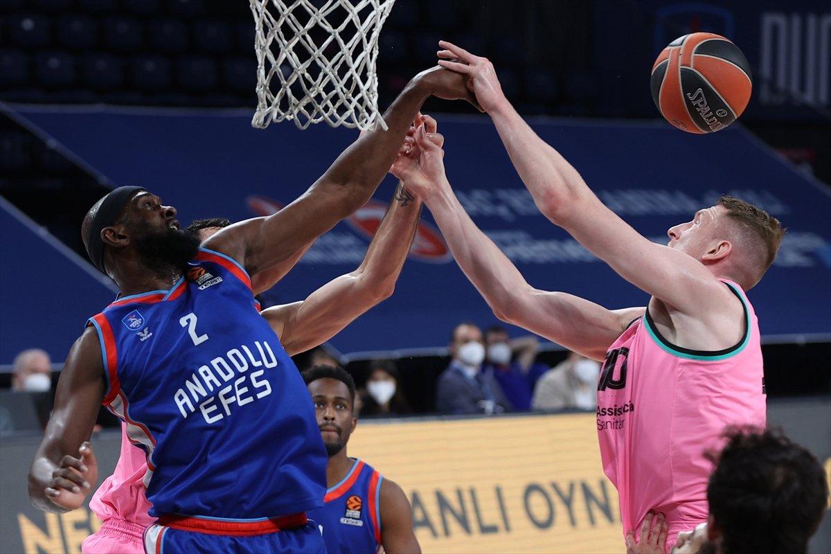 Anadolu Efes, Barcelona'yı 86-79 mağlup etti