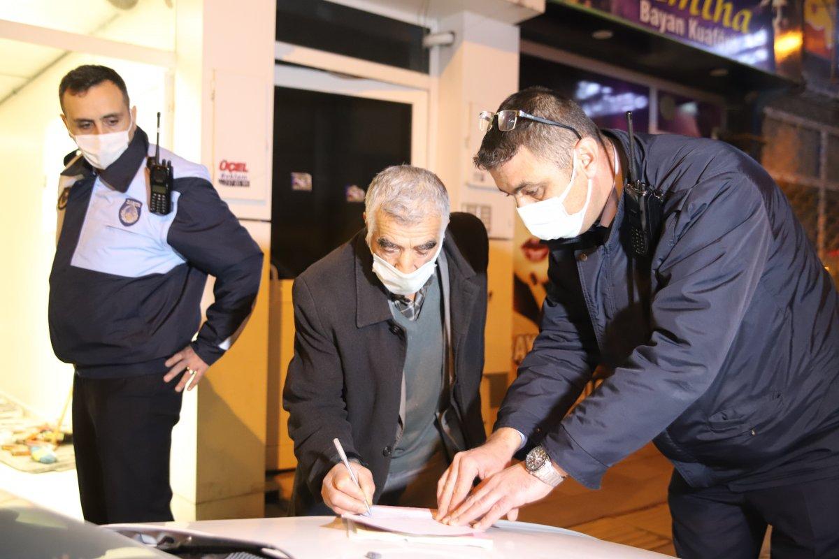 Elazığ’da bozuk hurma yiyerek zabıtayı inandırmaya çalıştı