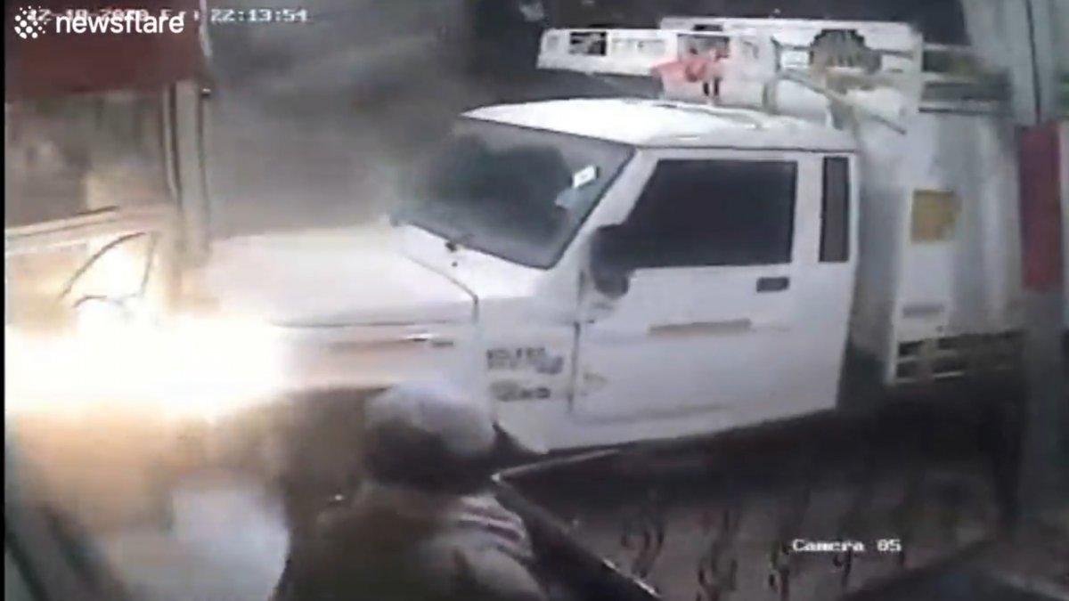 Hindistan'da öfkeli adam kamyonla hastaneye daldı