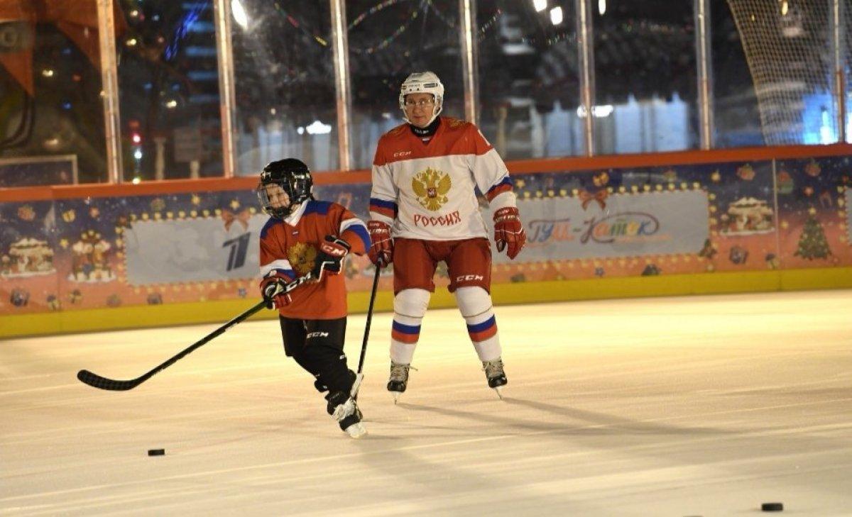 Vladimir Putin, 9 yaşındaki çocukla buz hokeyi oynadı