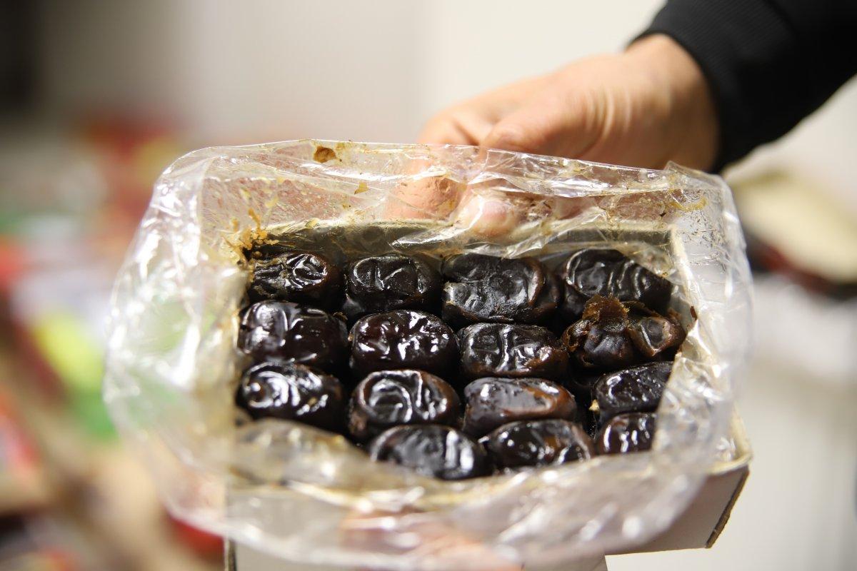 Elazığ’da bozuk hurma yiyerek zabıtayı inandırmaya çalıştı