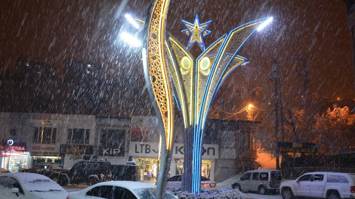 Hakkari’de kar yağışı başladı, taksiciler hazırlıksız yakalandı