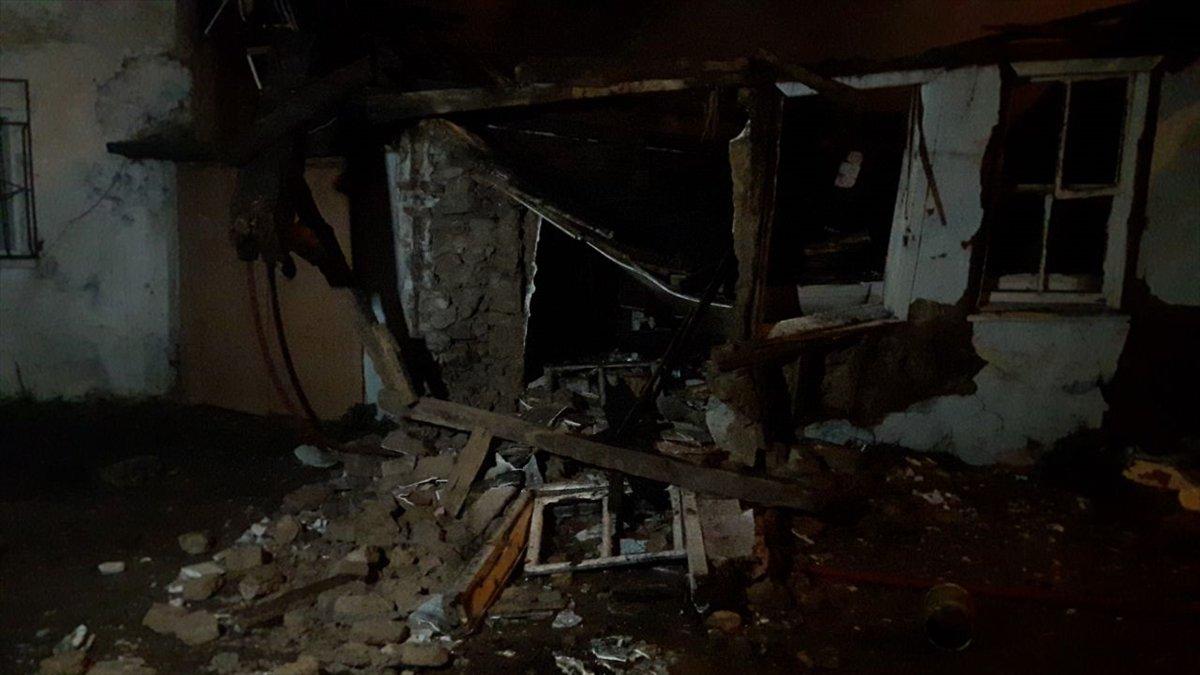 Bursa'da yanan metruk ev çöktü