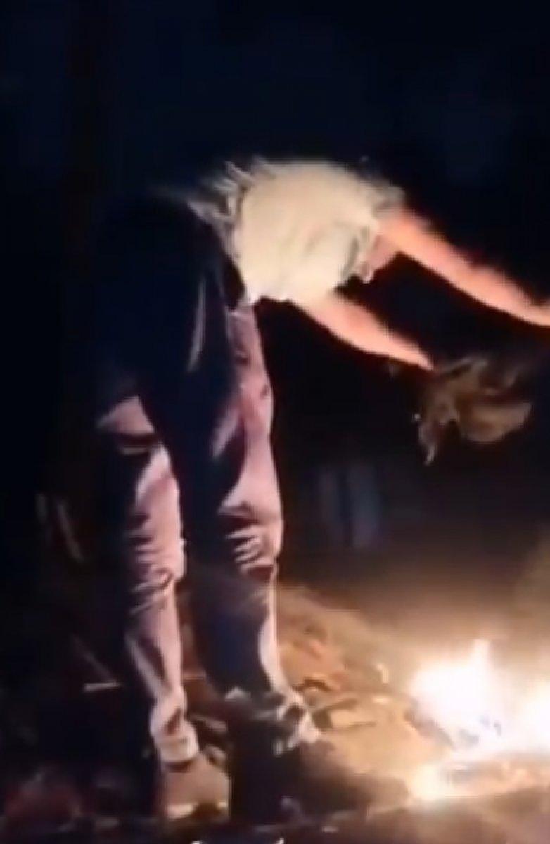 Adana'da tavuğun boğazını kesip, ateşe attı