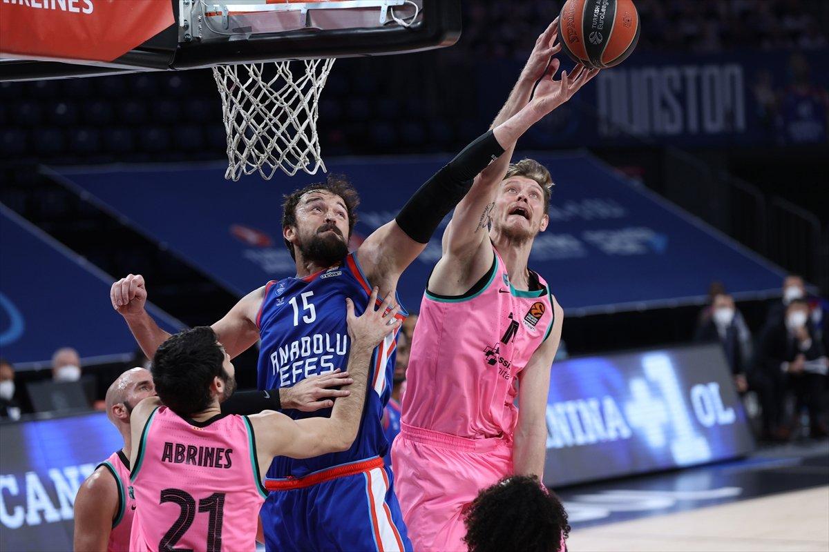 Anadolu Efes, Barcelona'yı 86-79 mağlup etti