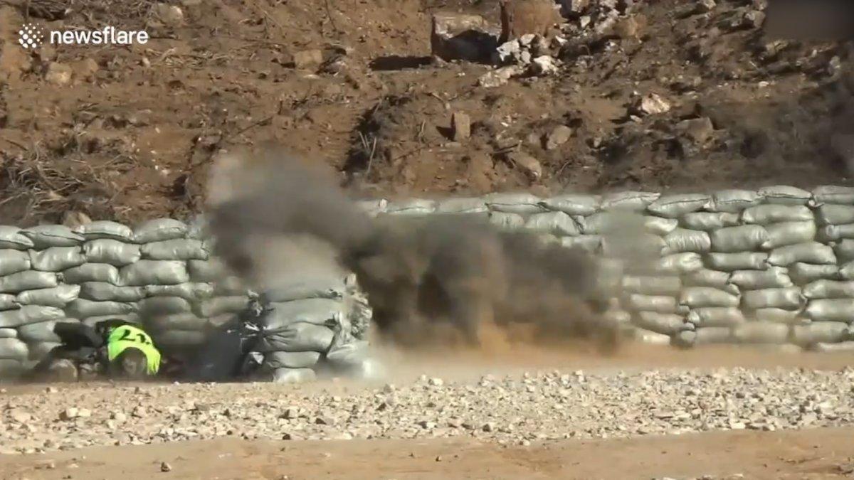 Çin'de asker, el bombasını kendi ayağına attı