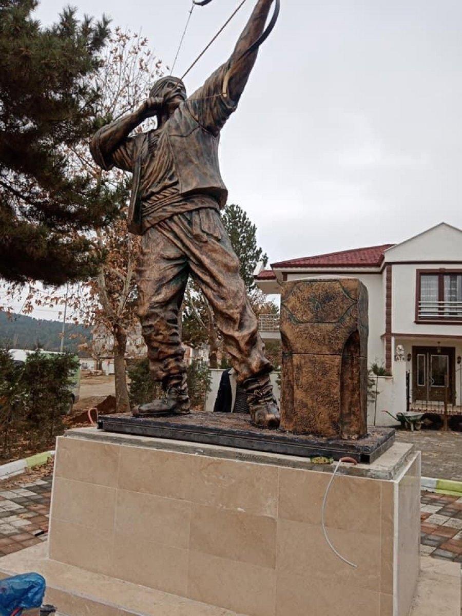 AK Partili belediye Bursalı Şüca'nın heykelini yaptı