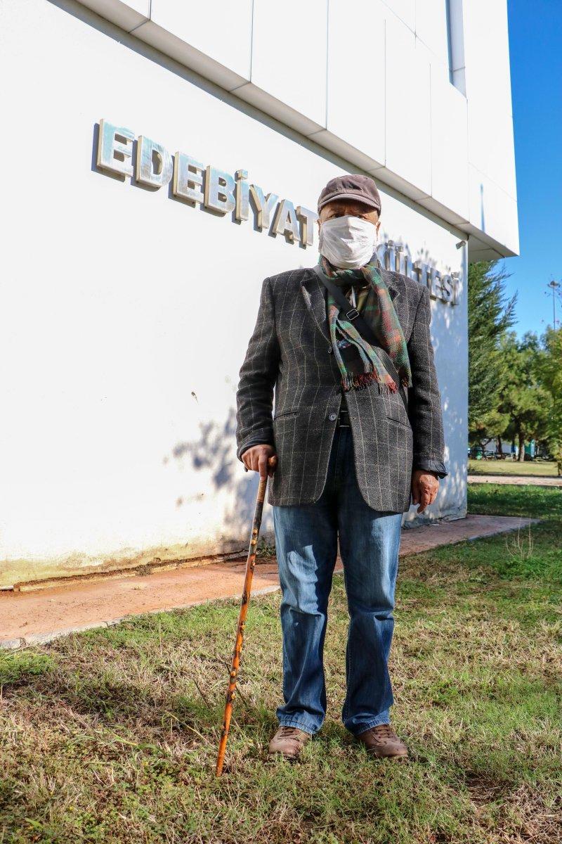 Antalya'da emekli öğretmen üniversiteyi birincilikle bitirdi