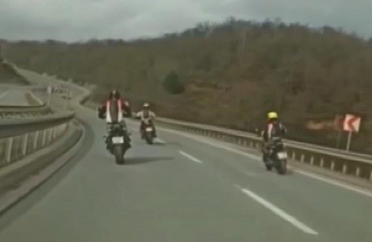 Şile yolunda tek teker üzerinde giden 3 motosikletli