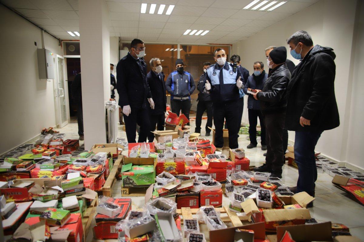 Elazığ’da bozuk hurma yiyerek zabıtayı inandırmaya çalıştı