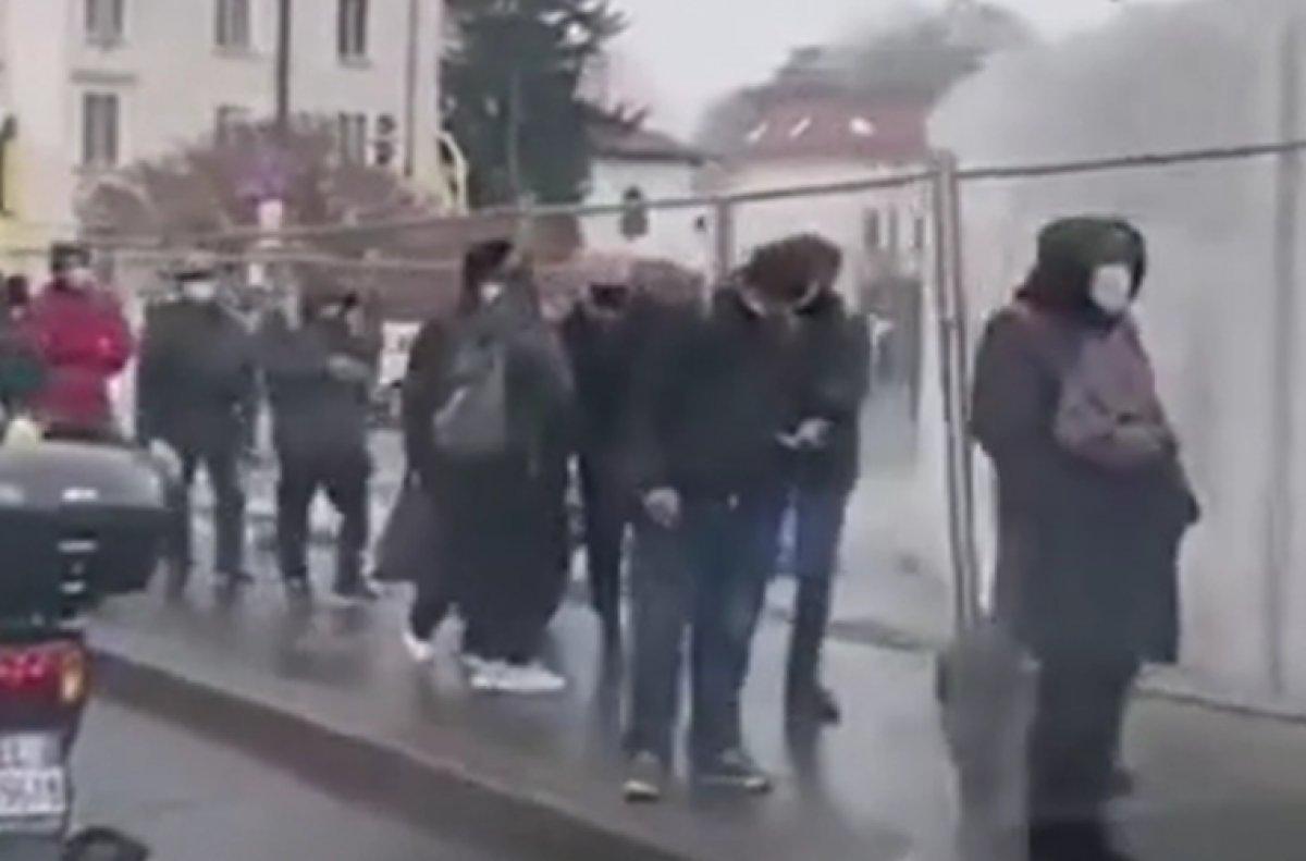 İtalya Milano'da gıda yardımı kuyruğu