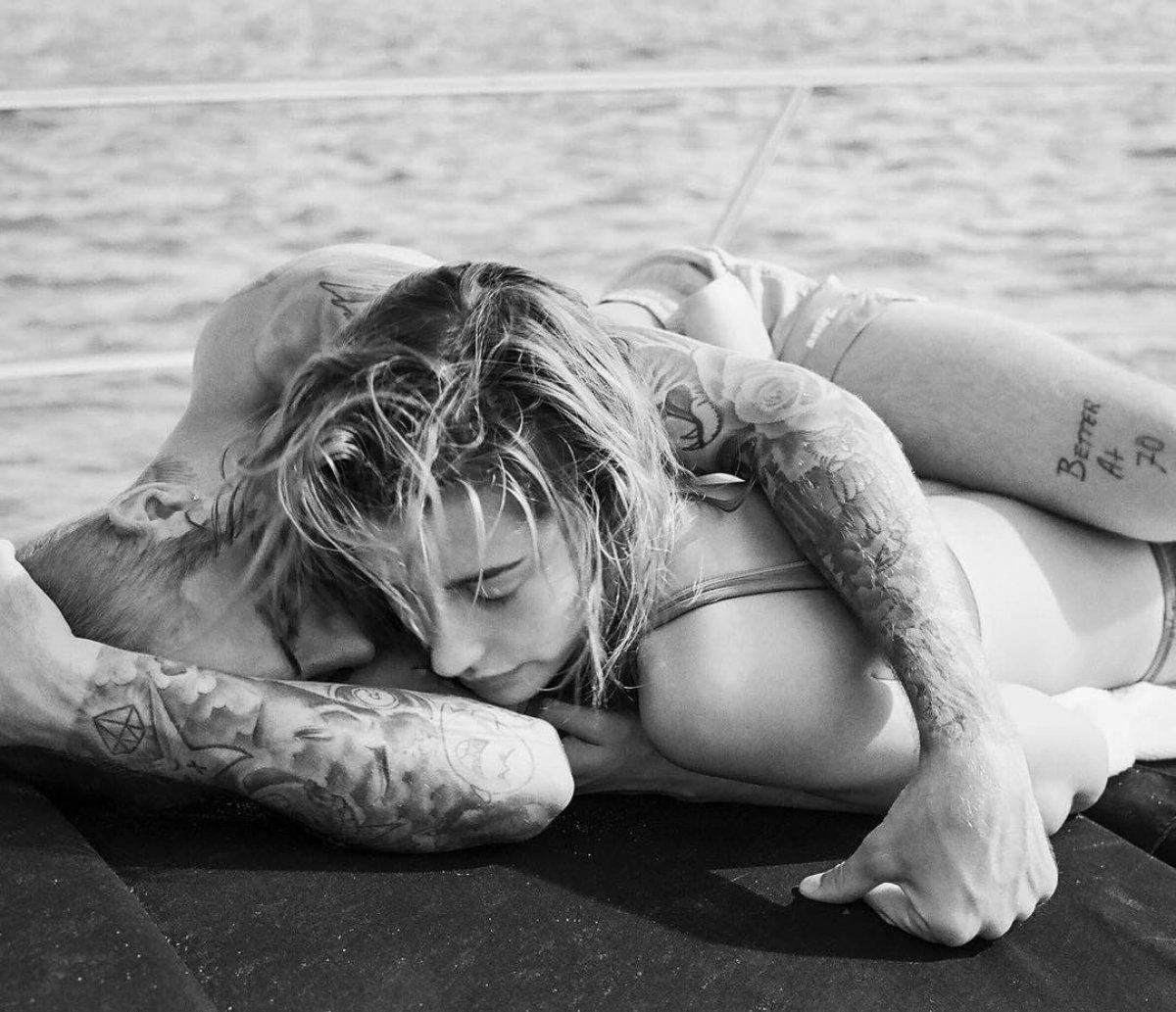 Justin Bieber ve Hailey Baldwin'den aşk pozu