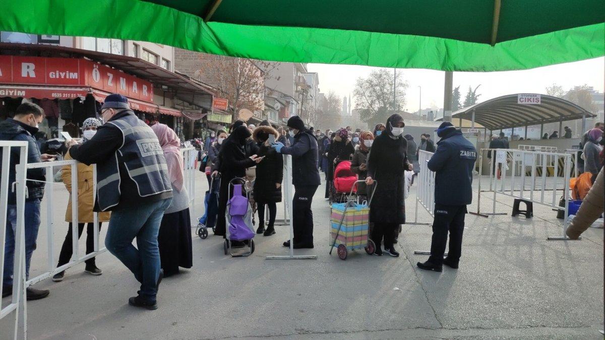 Burdur'daki pazarda, HES Kodu kuyruğunun sonu görülmedi