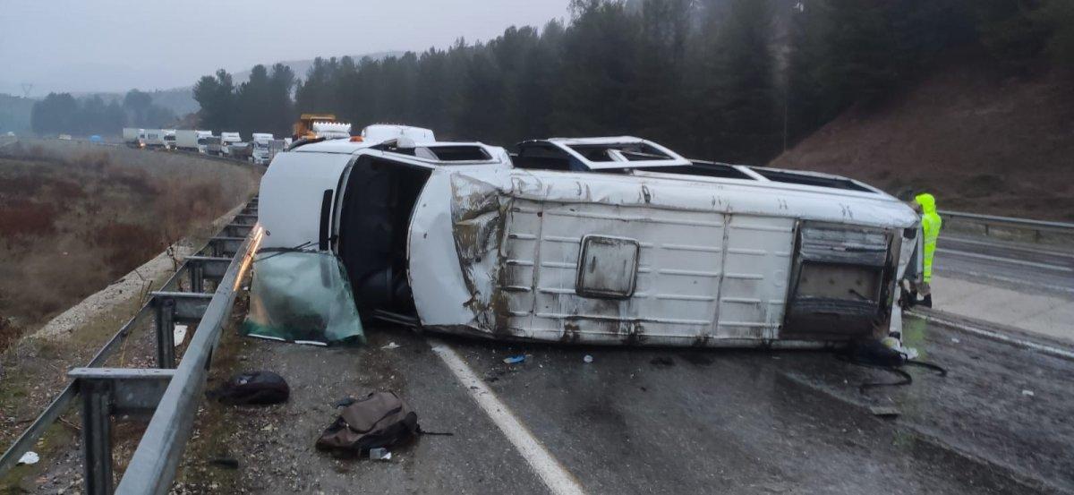 Siirt’te göçmenleri taşıyan minibüs devrildi: 1 ölü, 6 yaralı