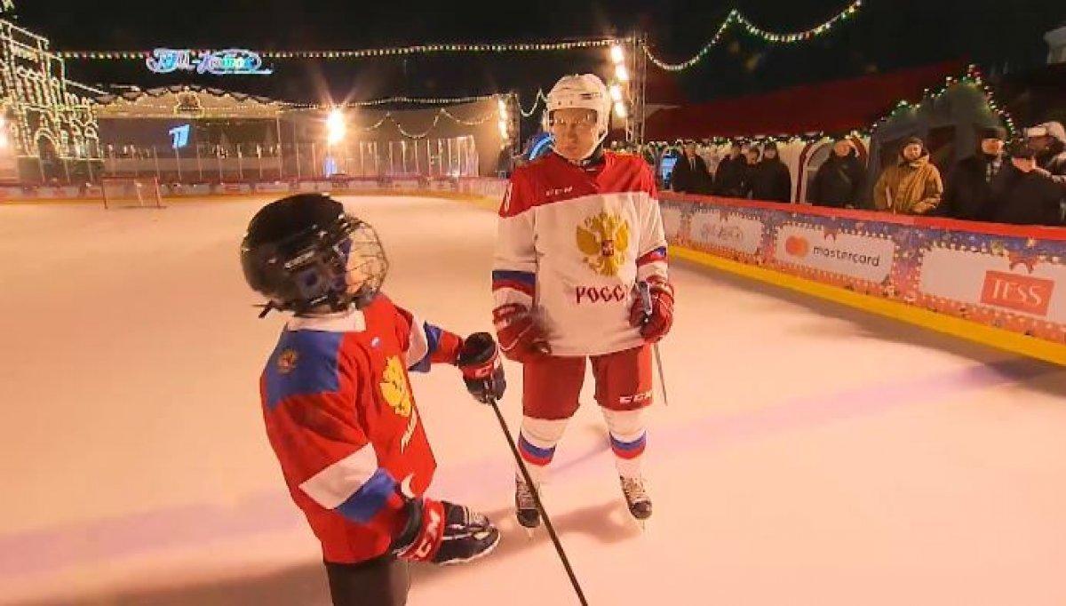 Vladimir Putin, 9 yaşındaki çocukla buz hokeyi oynadı