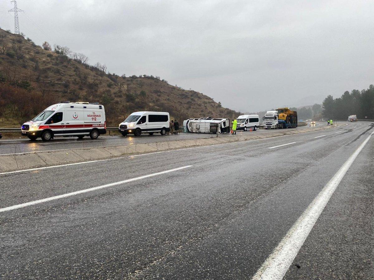 Siirt’te göçmenleri taşıyan minibüs devrildi: 1 ölü, 6 yaralı