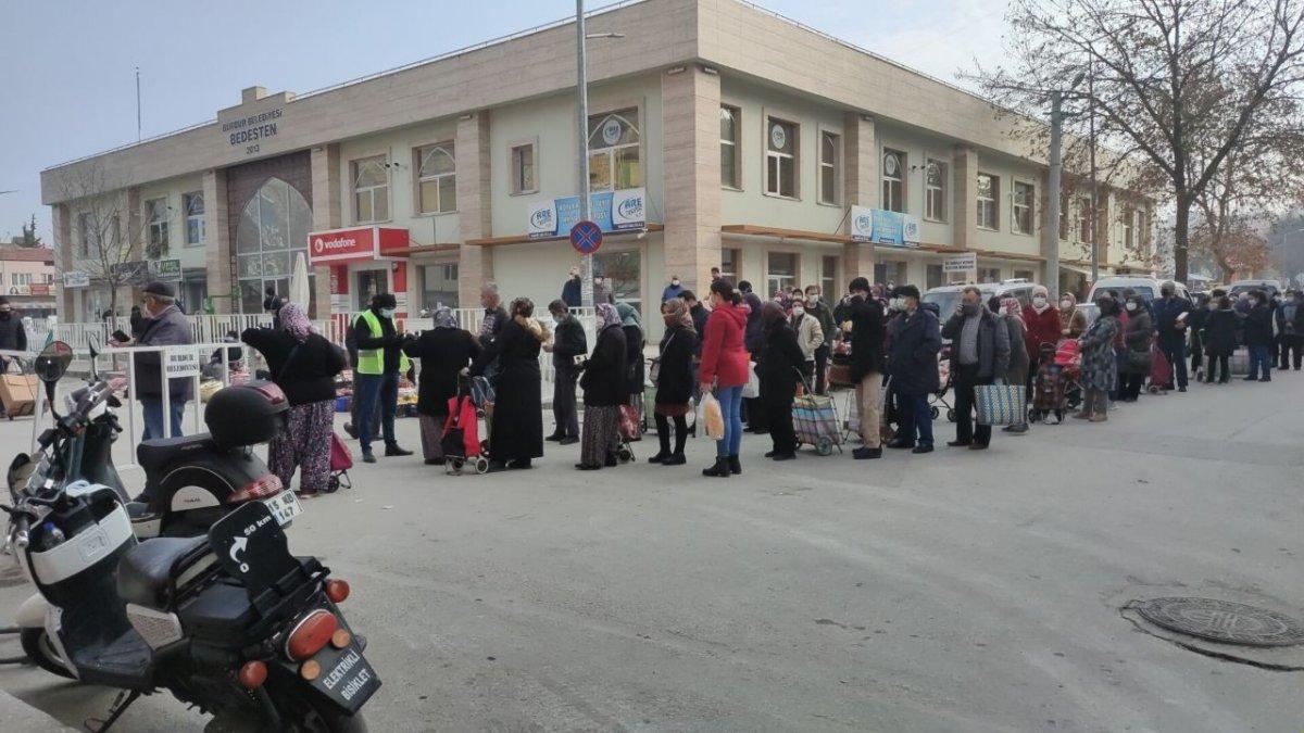 Burdur'daki pazarda, HES Kodu kuyruğunun sonu görülmedi