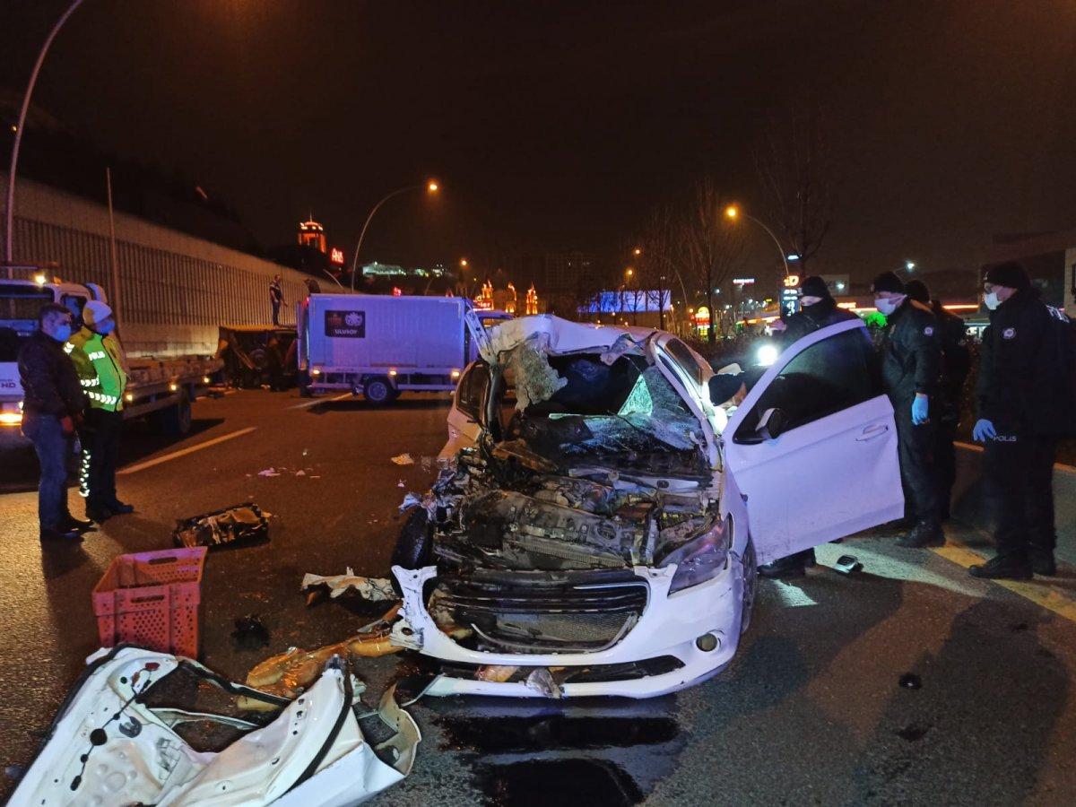 Ankara'da alkollü sürücü ekmek yüklü kamyonete çarptı: 2 ölü