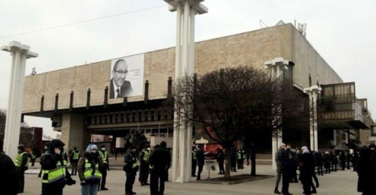 Koronadan hayatını kaybeden başkanın cenazesinde 110 bin kişi katıldı