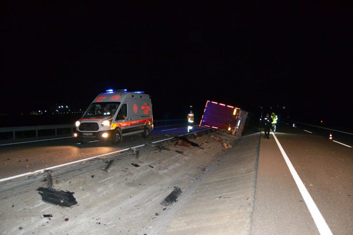Konya'da devrilen tırın kabinine bariyer ok gibi saplandı: 2 ölü