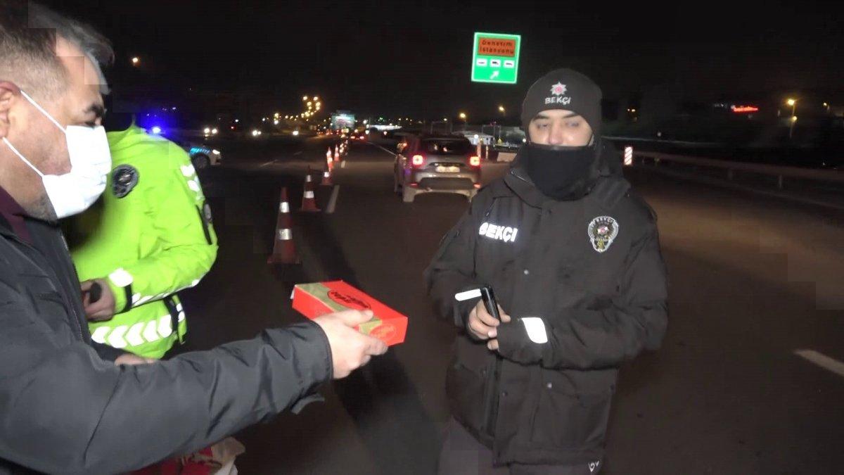 İstanbul'da polise baklava ikram ettiler