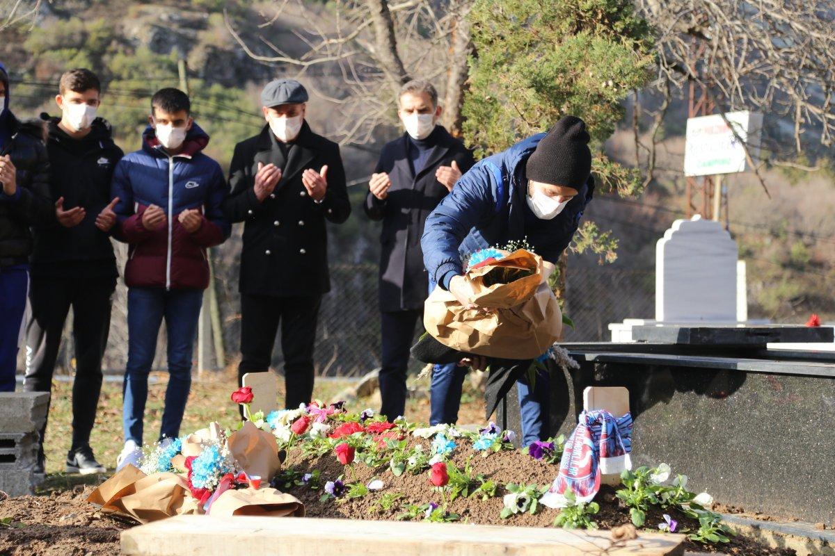 Trabzonsporlu futbolcular Özkan Sümer'in mezarını ziyaret etti
