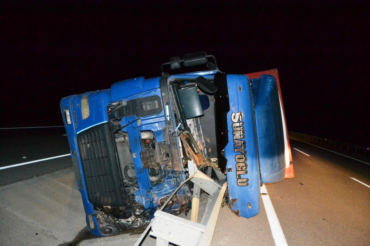 Konya'da devrilen tırın kabinine bariyer ok gibi saplandı: 2 ölü