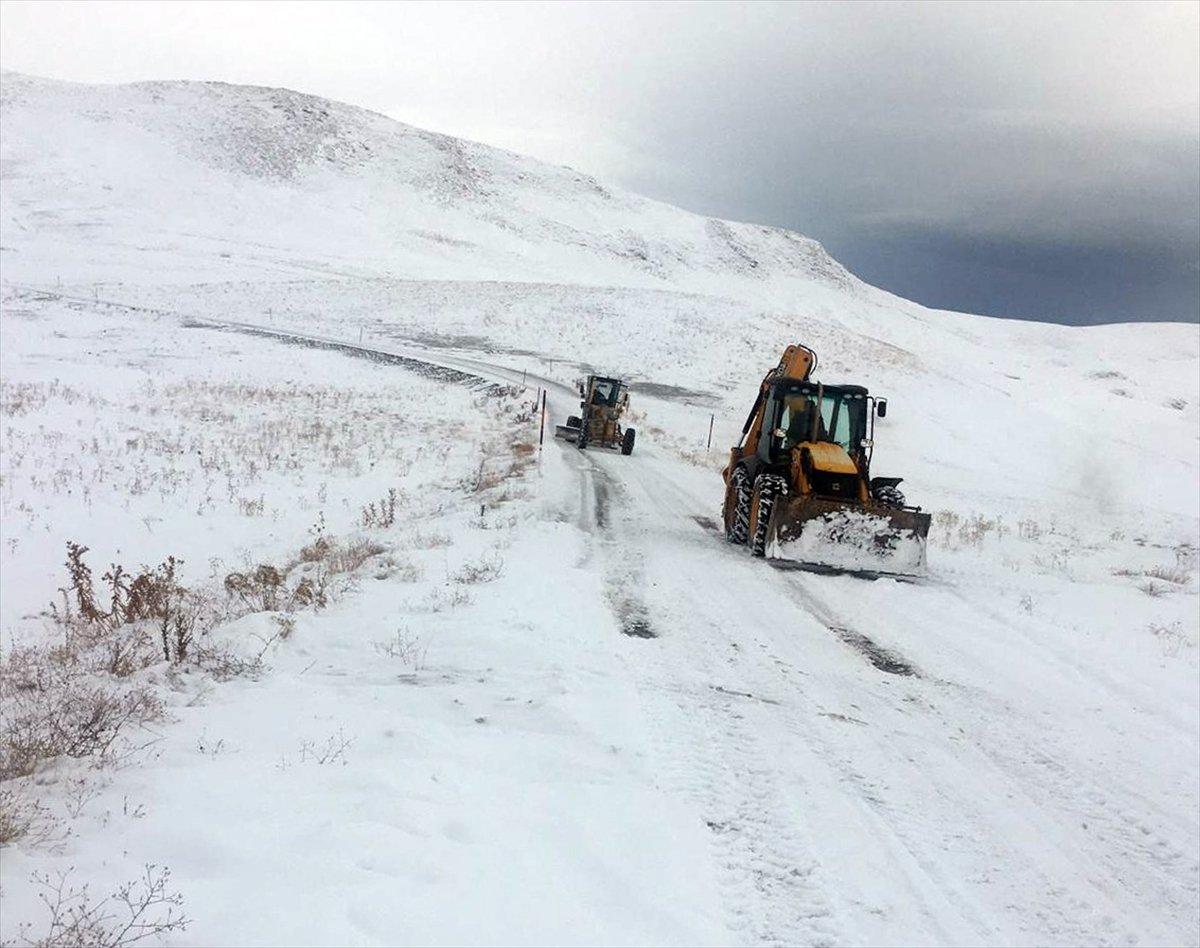 Van'da yolda mahsur kalan vatandaşlar kurtarıldı