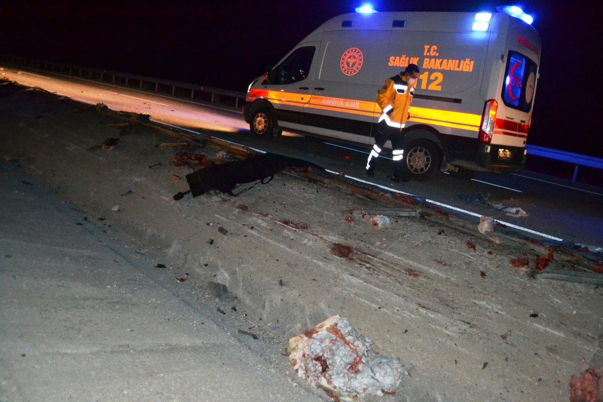 Konya'da devrilen tırın kabinine bariyer ok gibi saplandı: 2 ölü