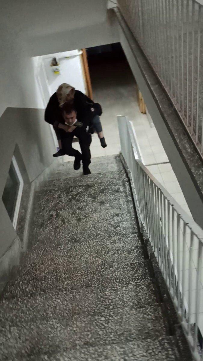 Çorum’da yaşlı kadını sırtında taşıyan polis: Vatandaşlık görevi