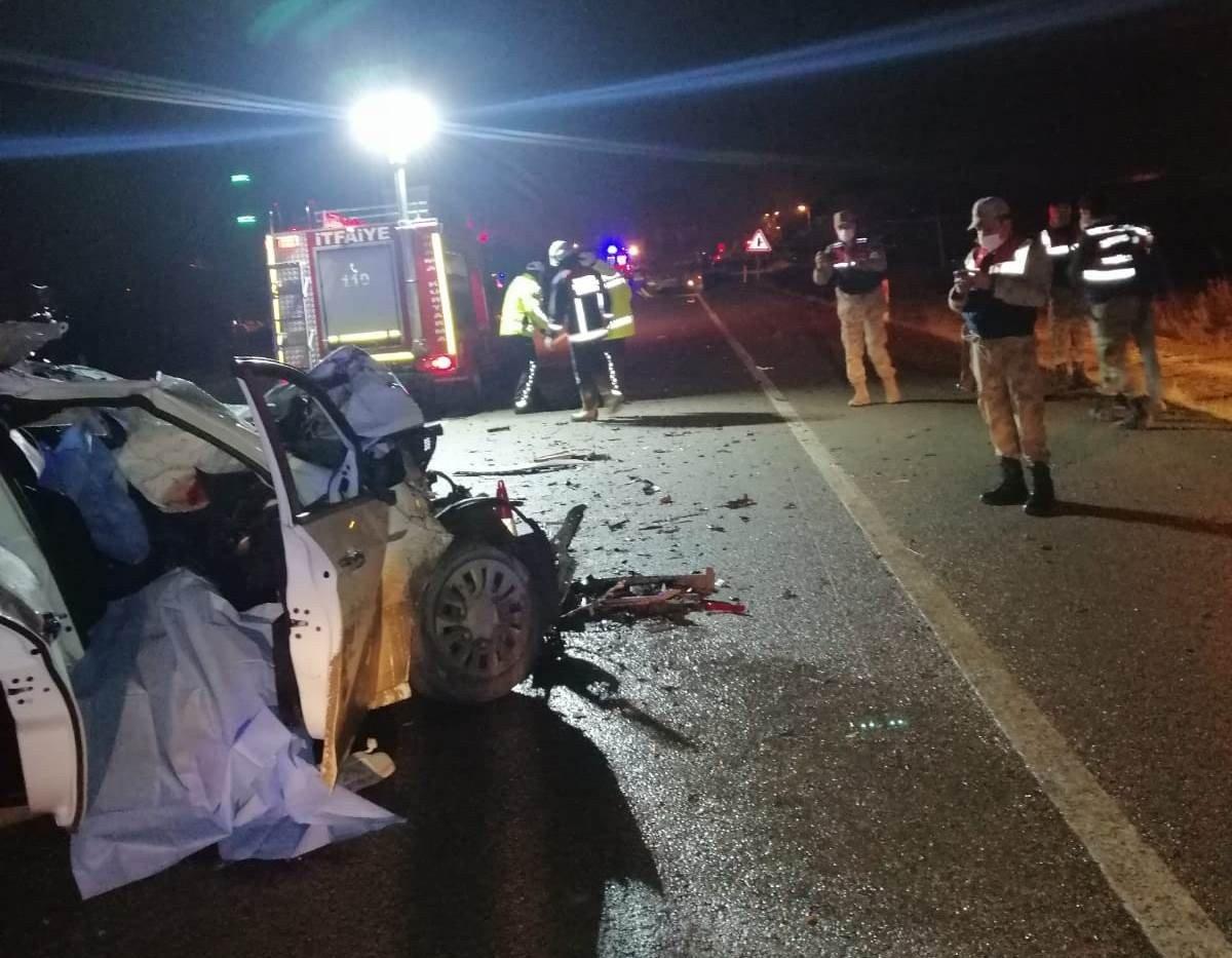Malatya'da otomobil kamyona çarptı: 3 ölü, 1 yaralı