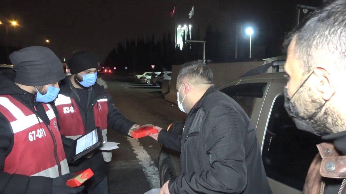 İstanbul'da polise baklava ikram ettiler