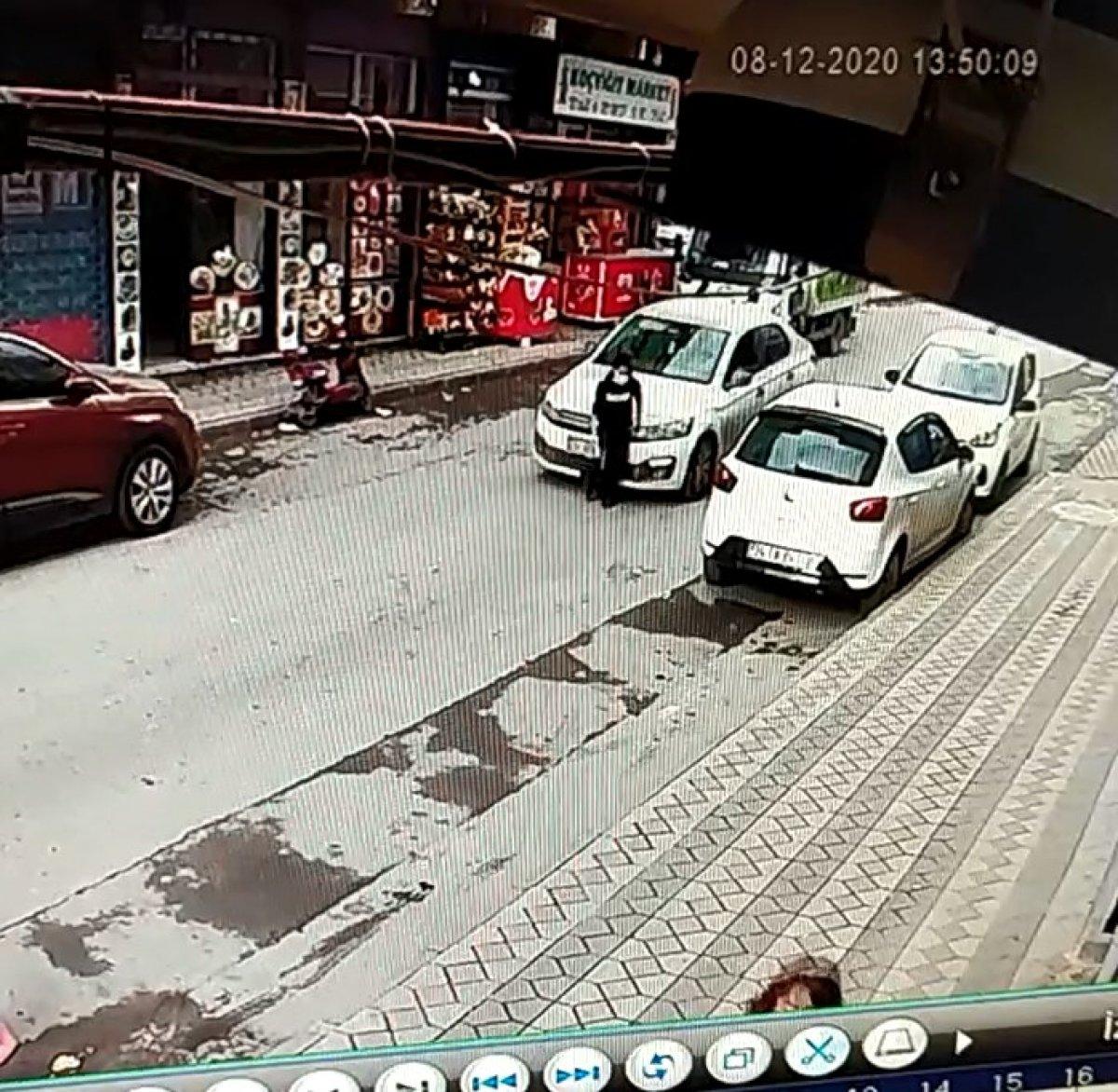 Sultangazi'de otomobil çocuğa çarptı